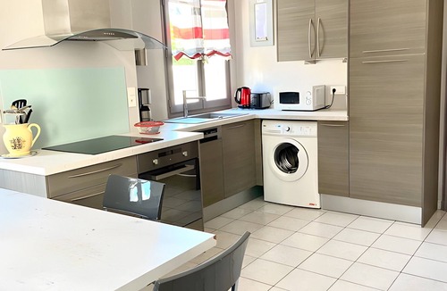 Loches Apartment | Apartment 'La Tourelle Des Cordeliers' with Private Terrace, Shared Garden and Wi-Fi