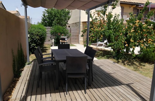 Meynes Apartment | Apartment 'La Vie Est Belle' with Shared Pool, Wi-Fi and Air Conditioning