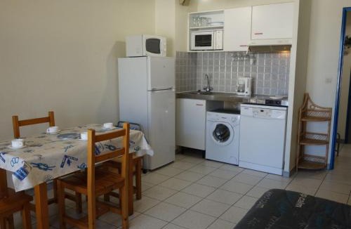 Saint-Cyprien Plage Apartment | Apartment Le Clos de St Cyprien-10 by Interhome
