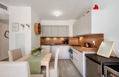 La Californie Apartment | Apartment 'Le Jasmin' with Private Terrace, Wi-Fi and Air Conditioning