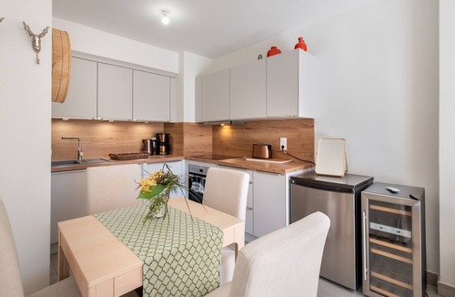 La Californie Apartment | Apartment 'Le Jasmin' with Private Terrace, Wi-Fi and Air Conditioning