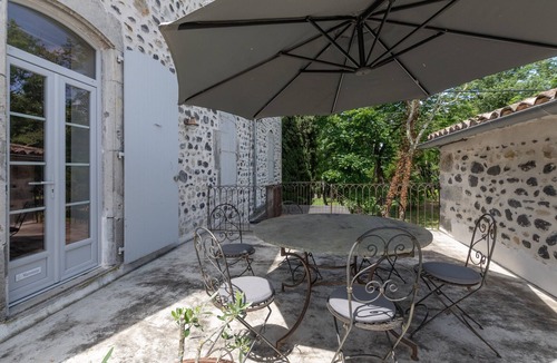 Saint-Germain Apartment | Apartment 'Le Maronnier' with Shared Pool, Wi-Fi and Air Conditioning