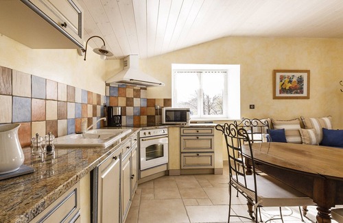 Redortiers Apartment | Apartment 'Le Moulin Aux Lavandes' with Shared Pool and Wi-Fi