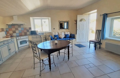 Redortiers Apartment | Apartment 'Le Moulin Aux Lavandes' with Shared Pool and Wi-Fi