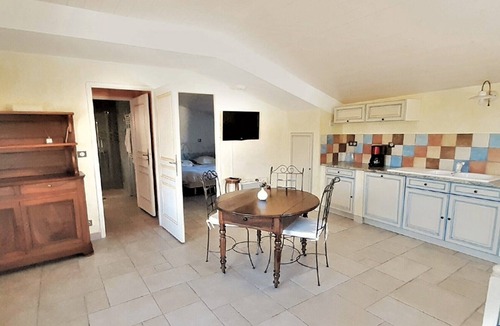 Redortiers Apartment | Apartment 'Le Moulin Aux Lavandes' with Shared Pool and Wi-Fi