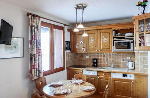 Le Tour Apartment | Apartment Le Plan des Reines by Interhome