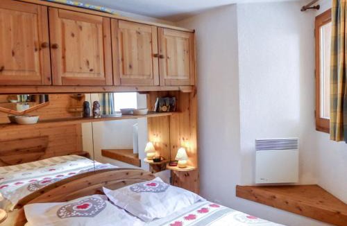 Le Tour Apartment | Apartment Le Plan des Reines by Interhome