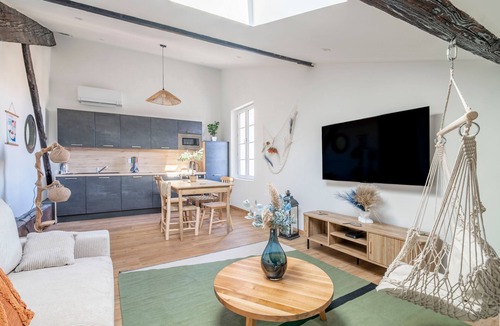 Le Somail Apartment | Apartment 'Le Somail - Louis 14' with Lake View, Wi-Fi and Air Conditioning