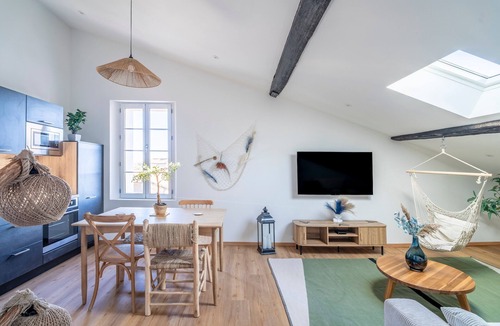 Le Somail Apartment | Apartment 'Le Somail - Louis 14' with Lake View, Wi-Fi and Air Conditioning
