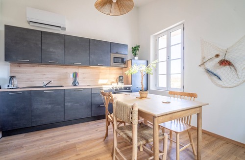 Le Somail Apartment | Apartment 'Le Somail - Louis 14' with Lake View, Wi-Fi and Air Conditioning