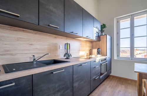 Le Somail Apartment | Apartment 'Le Somail - Louis 14' with Lake View, Wi-Fi and Air Conditioning