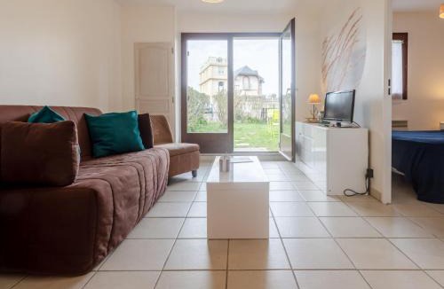 Villers-sur-Mer Apartment | Apartment Le Vert Clos by Interhome