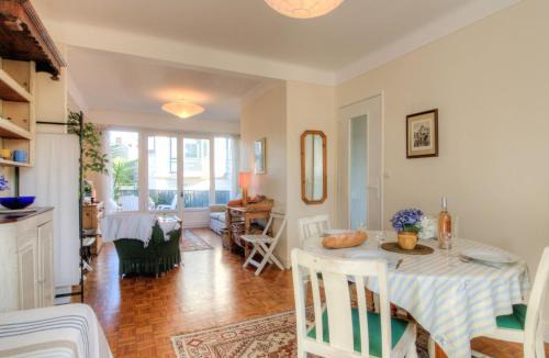 Dinard Apartment | Apartment Les Mouettes by Interhome