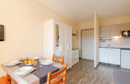 Sainte-Maxime Apartment | Apartment Les Pins Ensoleilles-7 by Interhome