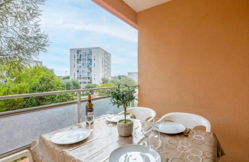 Sainte-Maxime Apartment | Apartment Les Pins Ensoleilles-7 by Interhome