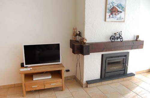 Saint-Pierre-de-Clages Apartment | Apartment Les Platanes F4