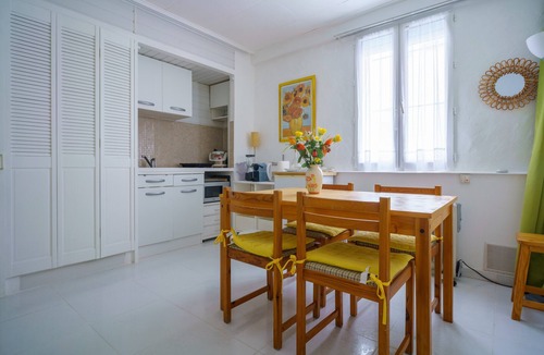 Elne Apartment | Apartment 'Logis Helena' with Wi-Fi