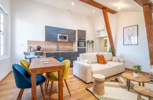 Le Somail Apartment | Apartment 'Louis 13' with Lake View, Wi-Fi and Air Conditioning