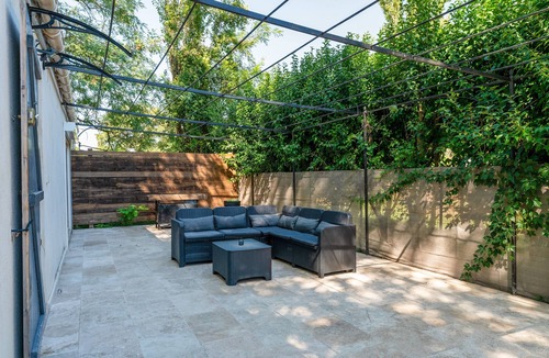Caderousse Apartment | Apartment 'Love Room - Rhôna' with Wi-Fi and Air Conditioning