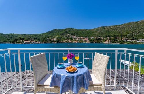 Zaton House | Apartment Lucija - waterfront with sunbeds!