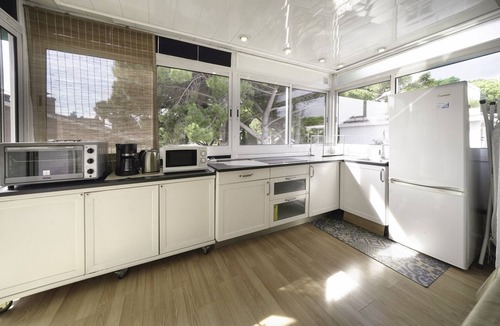 Castelldefels Apartment | Apartment 'Luz y Color' with Private Terrace, Wi-Fi and Air Conditioning