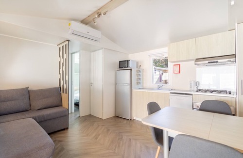 Canet-Plage Apartment | Apartment 'Mobil Home 3ch Acces Direct Plage' with Private Pool, Wi-Fi and Air Conditioning