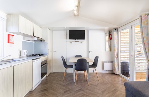 Canet-Plage Apartment | Apartment 'Mobil Home 3ch Acces Direct Plage' with Private Pool, Wi-Fi and Air Conditioning