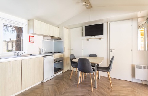 Canet-Plage Apartment | Apartment 'Mobil Home 3ch Acces Direct Plage' with Private Pool, Wi-Fi and Air Conditioning