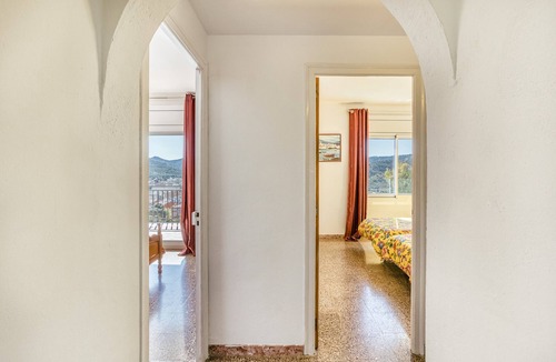 Llanca Apartment | Apartment 'Marval' with Sea View, Wi-Fi and Air Conditioning