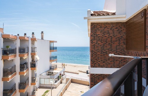 Vilafortuny Apartment | Apartment "Mexico I" on the Beachfront with Terrace, A/C and Wi-Fi