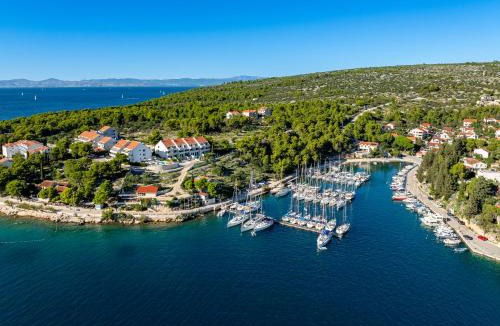 Cove Makarac (Milna) Apartment | Apartment Milna - with Swimming Pool & Amazing Seaviews, above Bijaka Beach