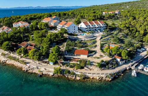 Cove Makarac (Milna) Apartment | Apartment Milna - with Swimming Pool & Amazing Seaviews, above Bijaka Beach