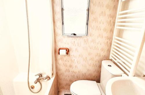 Anneville-sur-Scie Apartment | Apartment Mobilheim mit privatem Premium-Jacuzzi by Interhome