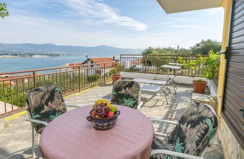 Mastrinka Apartment | Apartment Moric (57351-A1) - Arbanija (Ciovo)