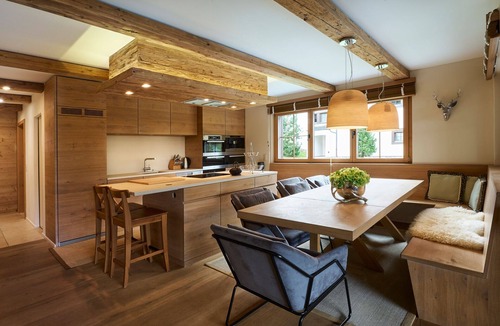 Klosters Platz Apartment | Apartment "Mountain Bijoux" with Private Terrace & Wi-Fi