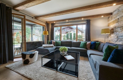 Klosters Platz Apartment | Apartment "Mountain Bijoux" with Private Terrace & Wi-Fi