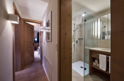 Klosters Platz Apartment | Apartment "Mountain Bijoux" with Private Terrace & Wi-Fi