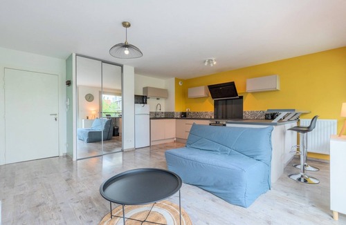 Lille-Moulins Apartment | Apartment near metro with parking & balconies