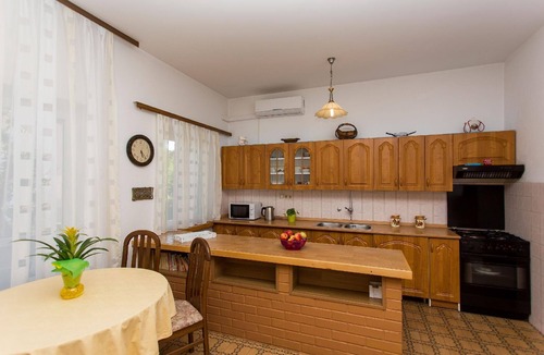 Seget Donji Apartment | Apartment near the beach with a large terrace