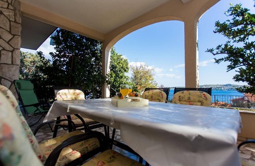 Seget Donji Apartment | Apartment near the beach with a large terrace