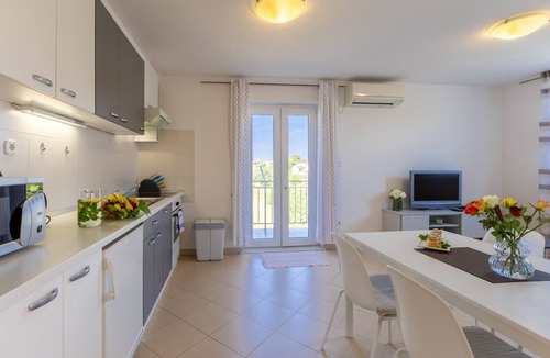Vrvari Apartment | Apartment Nensi with Balcony near Porec
