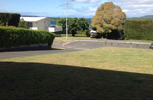 Hilltop Apartment | Apartment on Crowther