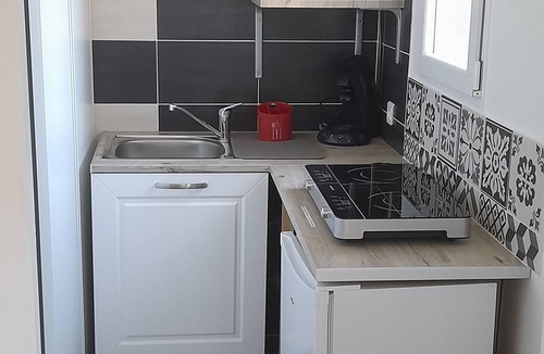 Pouzolles Apartment | Apartment on the ground floor in a guest house with swimming pool