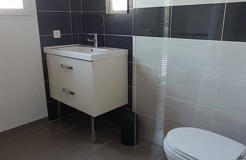 Pouzolles Apartment | Apartment on the ground floor in a guest house with swimming pool