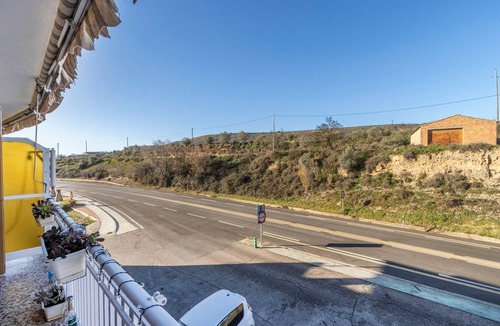 Alfarras Apartment | Apartment 'Pablo Y Francisca' with Mountain Views, Private Terrace and Wi-Fi