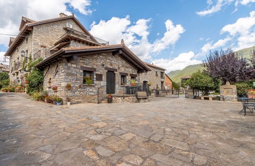 Borrastre House | Apartment 'Peña Roya' with Mountain View, Shared Garden and Wi-Fi