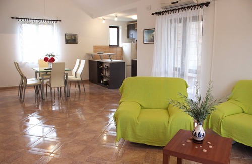 Mirce Apartment | Apartment Pez - with large terrace : - Mirca, Island Brac, Croatia