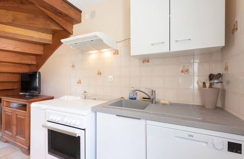 Argeles Gazost Apartment | Apartment 'Pibeste' with Mountain View, Shared Garden and Wi-Fi