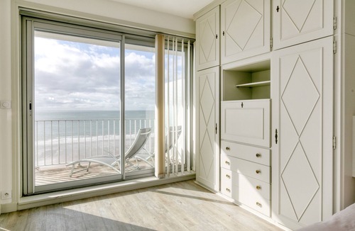 La Baule-Escoublac Apartment | Apartment 'Pieds Dans L'eau - Balcon Vue Mer' with Balcony and Wi-Fi