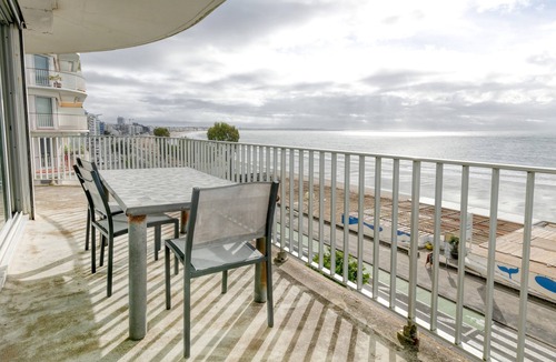 La Baule-Escoublac Apartment | Apartment 'Pieds Dans L'eau - Balcon Vue Mer' with Balcony and Wi-Fi